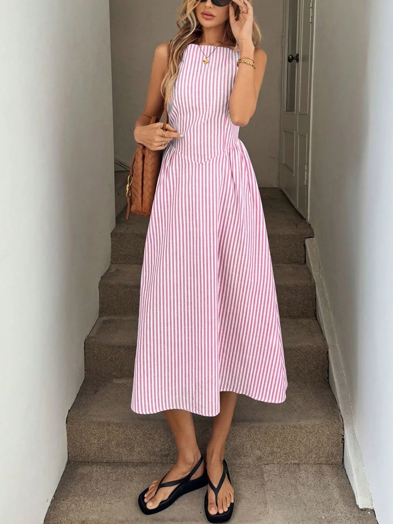 Vestido de rayas verticales sin mangas con diseño elegante