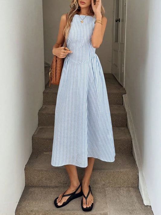 Vestido de rayas verticales sin mangas con diseño elegante