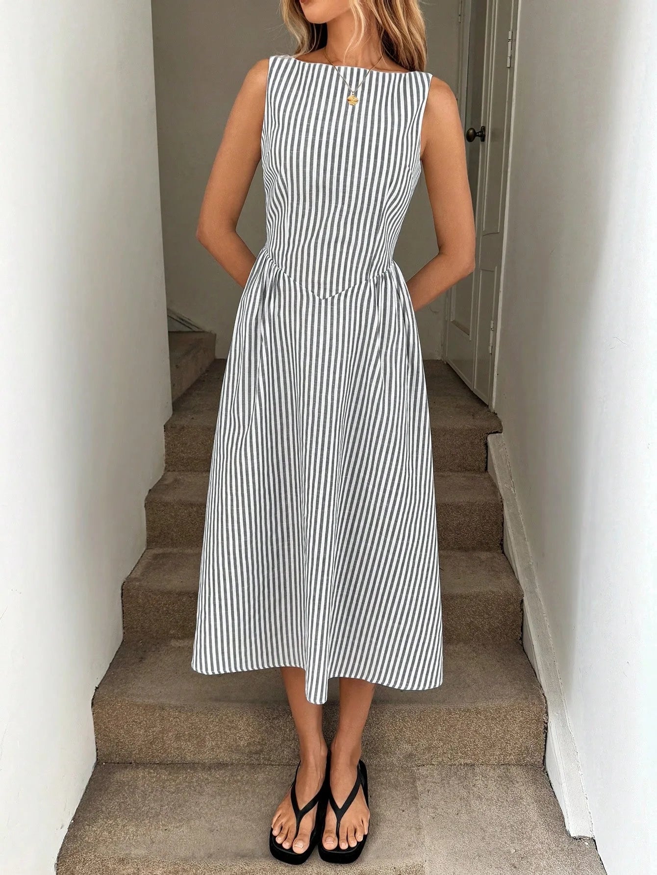 Vestido de rayas verticales sin mangas con diseño elegante