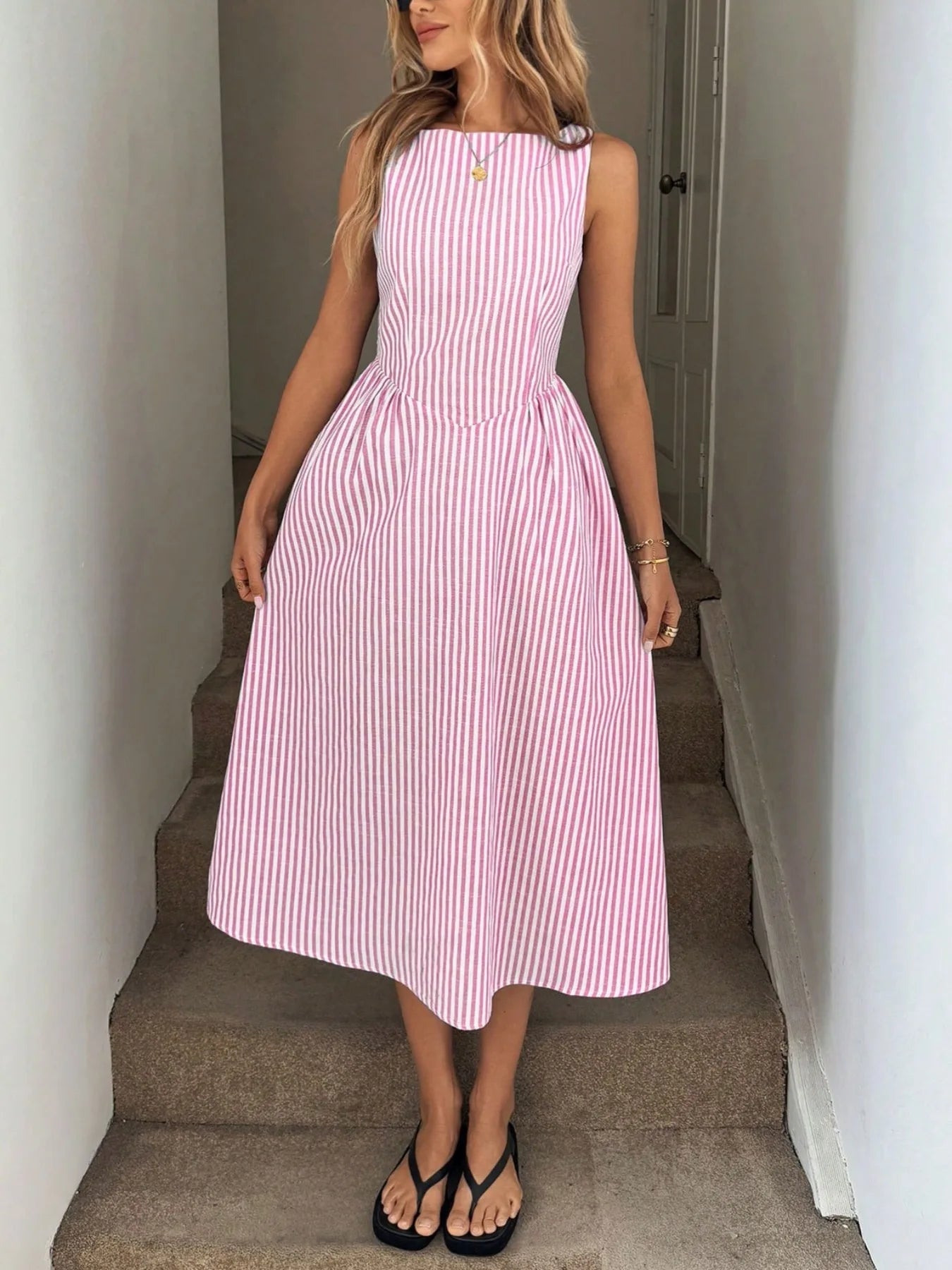 Vestido de rayas verticales sin mangas con diseño elegante